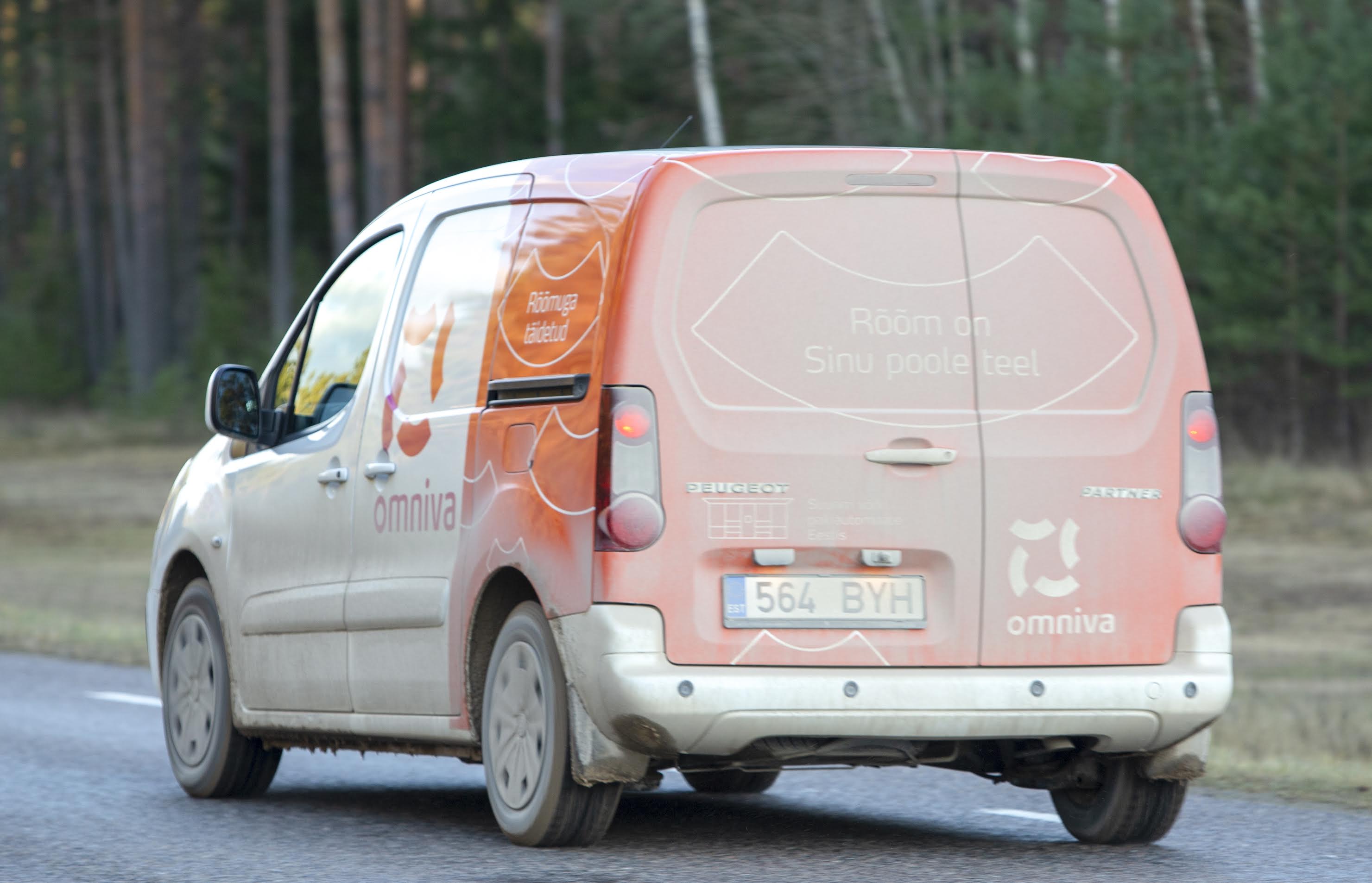 Riiklik postifirma Omniva on postipunktide arvu Võrumaal jõudsalt vähendanud. Põhjuseks ajas langev huvi postipunktiteenuse vastu ning aina popimaks muutuv pakiautomaadi- ja kulleriteenus. Foto: AIGAR NAGEL